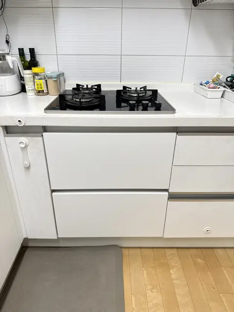 오븐을 뺀 자리에 서랍장을 넣어 리폼한 싱크대
